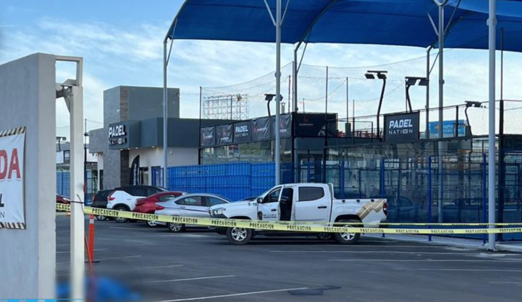 Empleado muere tras caerle un portón encima en campo de pádel en Monterrey